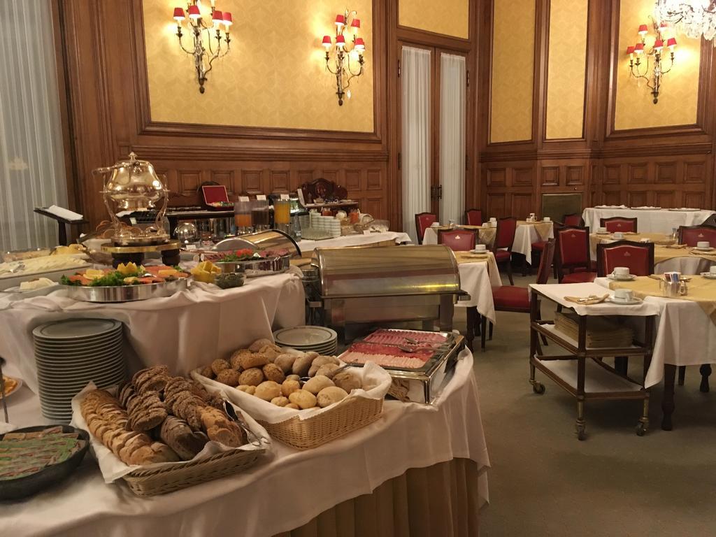 Hotel Avenida Palace Lisboa Екстериор снимка The buffet at the hotel's restaurant