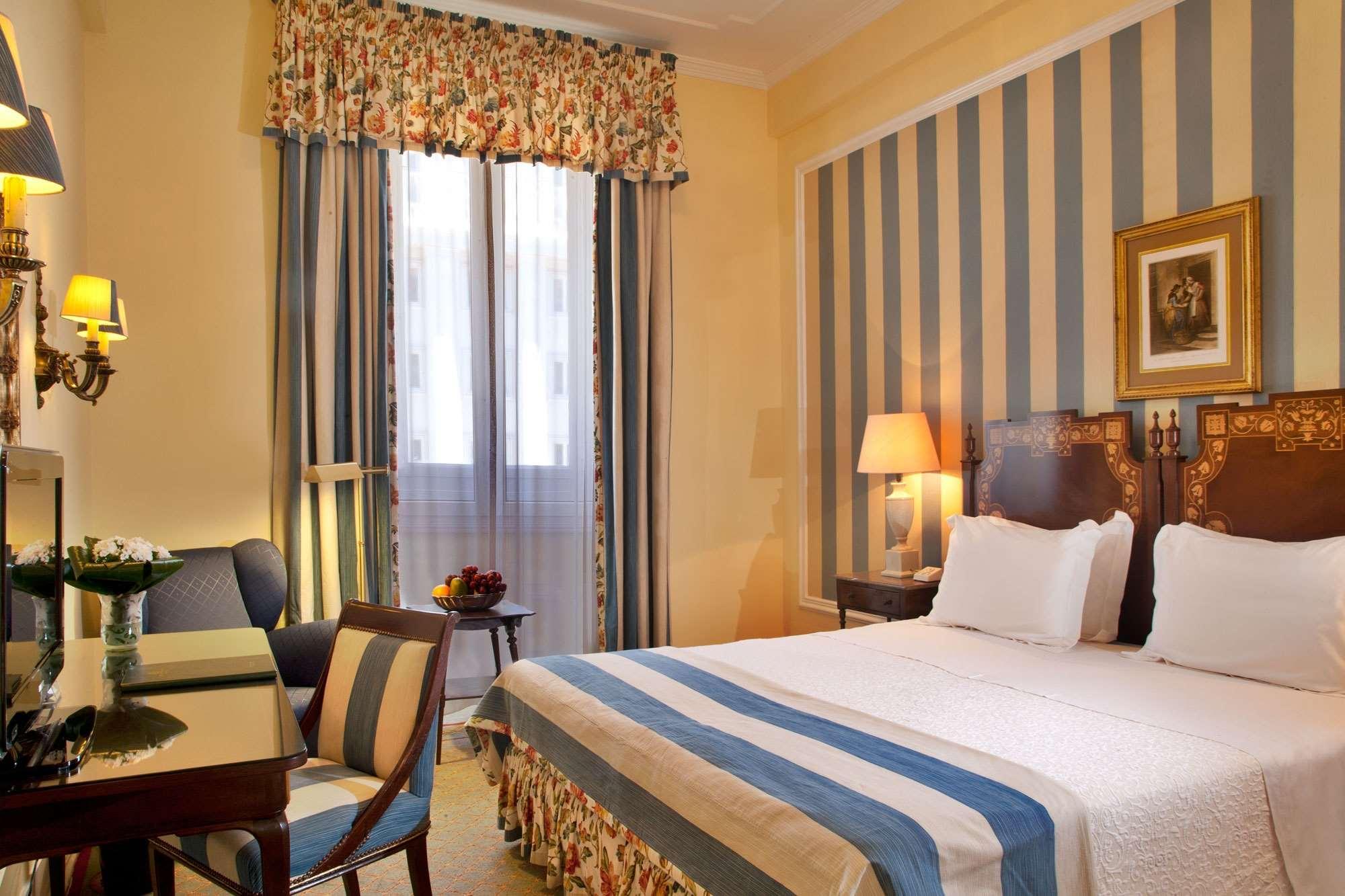 Hotel Avenida Palace Lisboa Екстериор снимка A room at the hotel