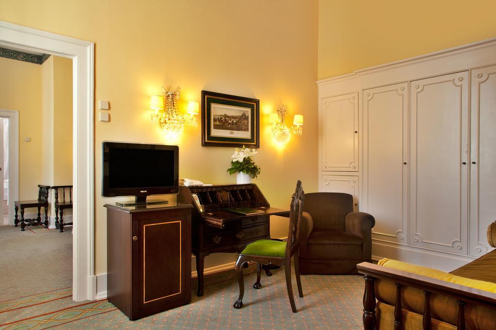 Hotel Avenida Palace Lisboa Екстериор снимка A room at the hotel