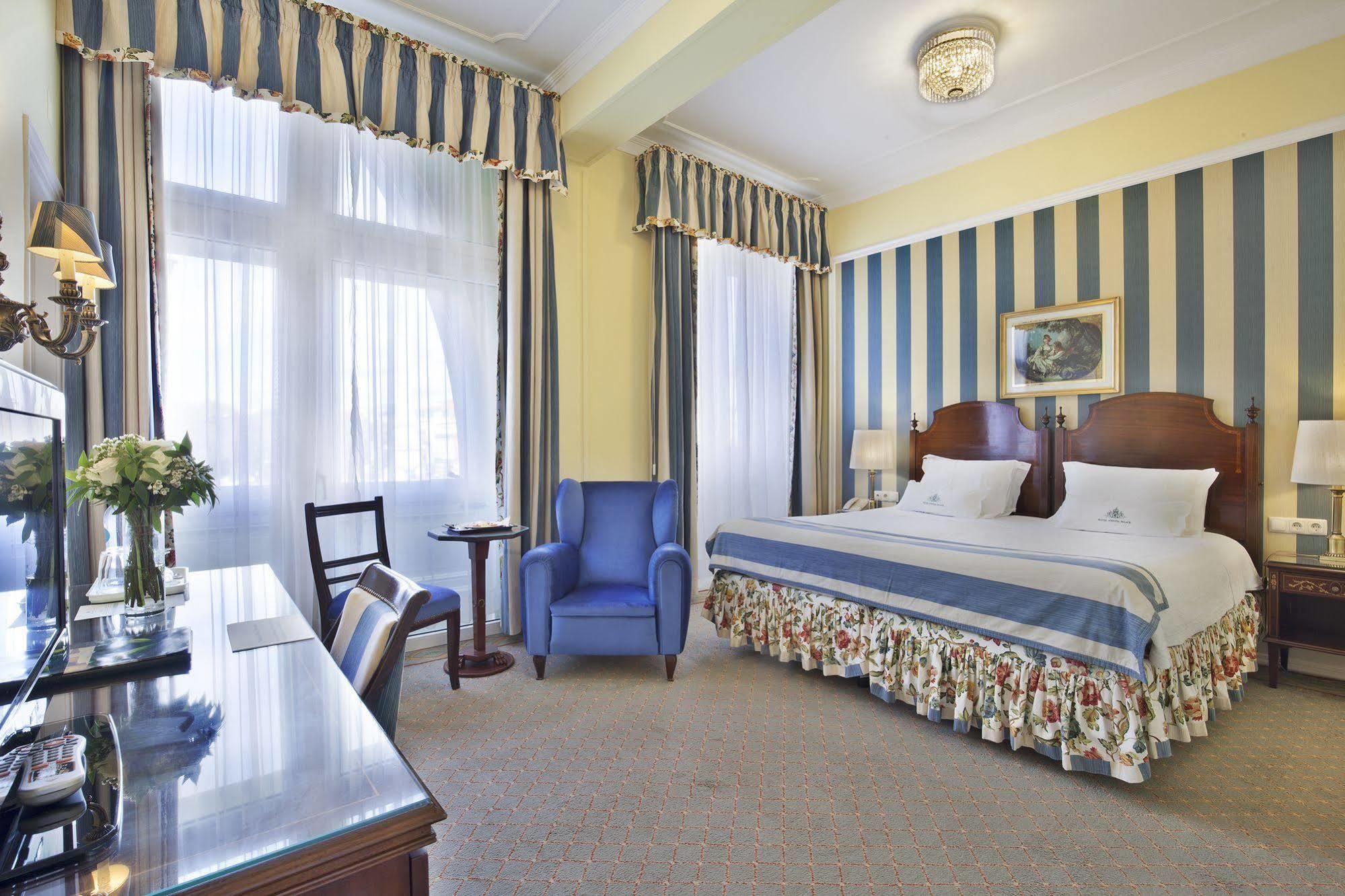 Hotel Avenida Palace Lisboa Екстериор снимка A room at the hotel